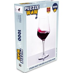 Puzzel Studio shot van een glas Rode wijn - Legpuzzel - Puzzel 1000 stukjes volwassenen