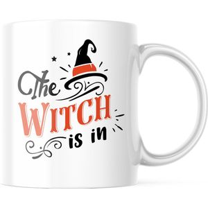 Halloween Mok met tekst: The witch is in | Halloween Decoratie | Grappige Cadeaus | Grappige mok | Koffiemok | Koffiebeker | Theemok | Theebeker