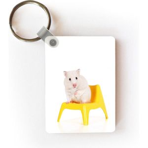 Sleutelhanger - Witte hamster op een gele stoel - Uitdeelcadeautjes - Plastic