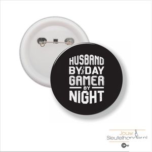 Button Met Speld 58 MM - Husband By Day Gamer By Night