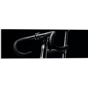 WallClassics - PVC Schuimplaat- Zwarte Mountainbike Fiets tegen Zwarte Achtergrond - 60x20 cm Foto op PVC Schuimplaat