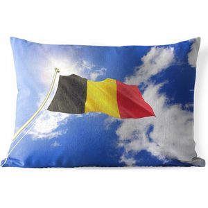 Sierkussen Vlaggen voor buiten - De vlag van België wappert in de lucht - 50x30 cm - rechthoekig weerbestendig tuinkussen / tuinmeubelkussen van polyester