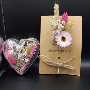 Droogbloemenkaart ""hart onder de riem"" en hart met roze droogbloemen | liefde | kaart | wenskaart | cadeau | droogbloemen | hartje | decoratie | interieur | hartonderderiem | beterschap | gefeliciteerd | sterkte | rouwkaart