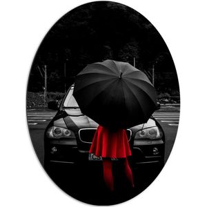 WallClassics - Dibond Ovaal - Vrouw in Rood bij Zwarte Auto met Paraplu - 72x96 cm Foto op Ovaal (Met Ophangsysteem)