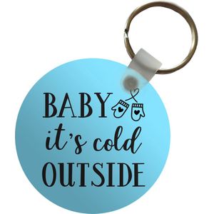 Sleutelhanger - Quote Baby it's cold outside wanddecoratie pastel blauw winter - Plastic - Rond - Uitdeelcadeautjes - Kerst - Cadeau - Kerstcadeau voor mannen en voor vrouwen