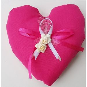 Hartvormig ringkussentje met lintjes roze en 2 ivoorkleurige roosjes - ringen - trouwring kussen - roze - trouwen - huwelijk - bruiloft
