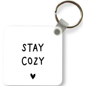 Sleutelhanger - Uitdeelcadeautjes - Engelse quote Stay cozy met een hartje tegen een witte achtergrond - Plastic