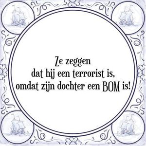 Tegeltje met Spreuk (Tegeltjeswijsheid): Ze zeggen dat hij een terrorist is, omdat zijn dochter een BOM is! + Kado verpakking & Plakhanger