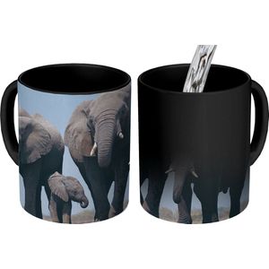 Magische Mok - Foto op Warmte Mokken - Koffiemok - Vier olifanten onder een blauwe lucht - Magic Mok - Beker - 350 ML - Theemok