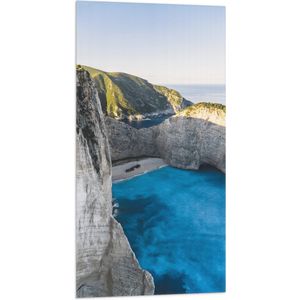 WallClassics - Vlag - Navagio Strand in Griekenland - 50x100 cm Foto op Polyester Vlag