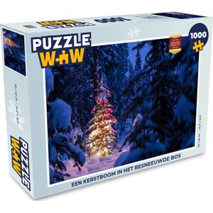 Puzzel Een kerstboom in het besneeuwde bos - Legpuzzel - Puzzel 1000 stukjes volwassenen - Kerst - Cadeau - Kerstcadeau voor mannen, vrouwen en kinderen