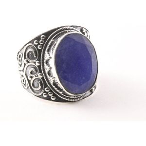Bewerkte zilveren ring met blauwe saffier - maat 18