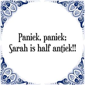 Tegeltje met Spreuk (Tegeltjeswijsheid): Paniek, paniek; Sarah is half antiek!! + Kado verpakking & Plakhanger