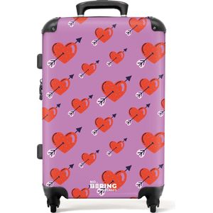 NoBoringSuitcases.com® - Koffer groot - Rolkoffer lichtgewicht - Paars met rode hartjes en pijlen - Reiskoffer met 4 wielen - Grote trolley XL - 20 kg bagage