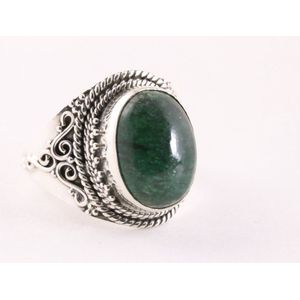 Bewerkte zilveren ring met jade - maat 17.5