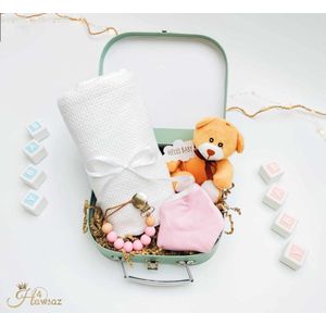 Baby Geschenk Set - 5-delig Kraamcadeau - Unisex - Hawsaz.nl kraamcadeaus - Babygeschenkset - Babydeken - Baby koffertje - Gepersonaliseerde cadeaus - Slabbetje - Baby knuffel - Genderneutraal cadeau - Speenkoord