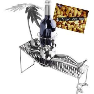 BRUBAKER Wijnfleshouder Vrouw op Vakantie - Metalen Sculptuur Flessenrek met Palmboom en Ligstoel - Wijn geschenk met Wenskaart