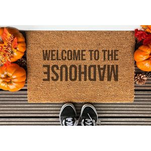 Welcome To The Madhouse | 60x40 cm | Nieuwe huis cadeau | Ingangsmat | Deurmat met stijl | Verhuizing cadeau | Praktisch & trendy | Perfect voor binnenkomst | Cadeau voor nieuwe woning