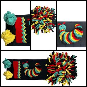 Snuffelmat voor honden en katten. Snuffelmat maat S in de kleuren zwart, rood, geel, turquoise. Hersenwerk voor huisdieren. MadeByShuko. Snuffelmat -snuffelkleed -speelkleed -voerkleed -hondenpuzzel -voerpuzzel -slowfeeder -intelligentiespeelgoed