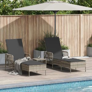 vidaXL - Ligbedden - 2 - stuks - met - Kussens - en - Tafel - Lichtgrijs - Poly - Rattan
