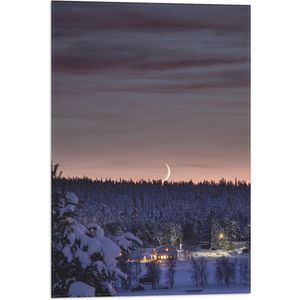 WallClassics - Vlag - Smalle Maan boven Huisje in het Bos met Sneeuw - 40x60 cm Foto op Polyester Vlag