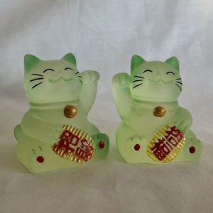 Geluksbrenger Japanse gelukskat-Het geluks katje ""maneki neko."" set van 2 stuks 3.8x3.8x4.8cm resin handgeschilderde groene kleur katten.