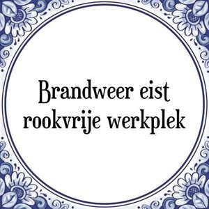 Tegeltje met Spreuk (Tegeltjeswijsheid): Brandweer eist rookvrije werkplek + Kado verpakking & Plakhanger