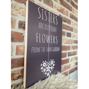 Tekstbord (30x40 cm) van eikenhout met de tekst Sisters are different flowers from the same garde - voor buiten of binnen - zus