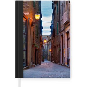 Notitieboek - Schrijfboek - Donkere steeg in Toscane - Notitieboekje klein - A5 formaat - Schrijfblok