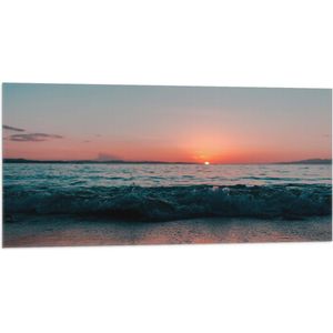 WallClassics - Vlag - Rustieg Golf op Strand bij Zonsondergang - 100x50 cm Foto op Polyester Vlag