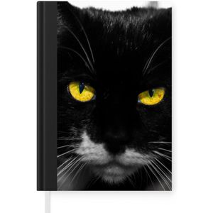 Notitieboek - Schrijfboek - Zwart-wit foto van de kop van een zwarte kat met gele ogen - Notitieboekje klein - A5 formaat - Schrijfblok
