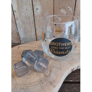 wijnglas-waterglas-wijn-water-ijsblokjes-herbruikbare ijsblokjes-klontjes-zwart-brothers make the best friends-broer-broers-zoon-mannencadeau-vriend-maatje-broer en zussendag-verjaardag-feestje-vrijgezellenfeest-kerst-sinterklaas-familie