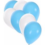 30x ballonnen lichtblauw en wit - 27 cm - witte / lichtblauwe versiering