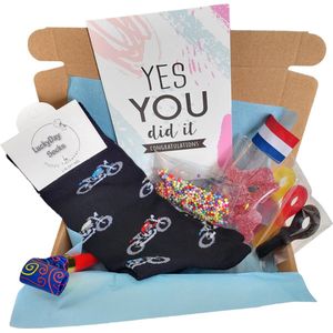 Cadeau box – Motor rijbewijs – Brommer rijbewijs - Verrassings Pakket – Gift box – Grappig - Cadeau voor vrouw man – Kado – Sokken – Geschenkdoos – LuckyDay Socks – Maat 41-45