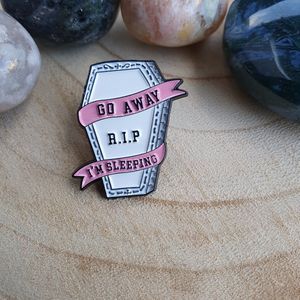 Enamel pin, broche, speldje, verzamelen, kleding versieren, kist, go away i'm sleeping