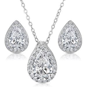 Juwelium Druppel Ketting en Oorbellen Set Crystal White Verstelbaar 40+5 cm inclusief Zwarte Luxe Vlinderdoos met 16 Kunstrozen en Rozenbeer van 25 cm in Cadeauverpakking