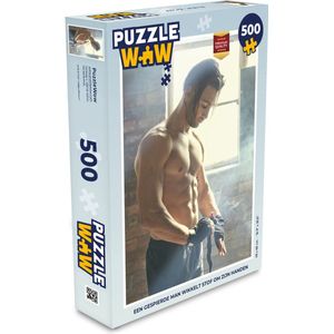 Puzzel Een gespierde man wikkelt stof om zijn handen - Legpuzzel - Puzzel 500 stukjes