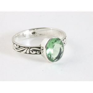 Fijne bewerkte zilveren ring met groene amethist - maat 17.5