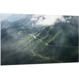 WallClassics - Vlag - Smalle Bergweggetjes in Wolken op Donkergroen Kleurige Berg - 150x100 cm Foto op Polyester Vlag