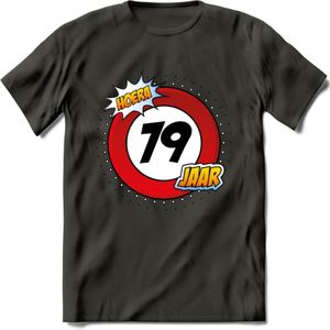79 Jaar Hoera Verkeersbord T-Shirt | Grappig Verjaardag Cadeau | Dames - Heren | - Donker Grijs - XL