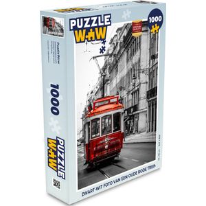 Puzzel Zwart-wit foto van een oude rode trein - Legpuzzel - Puzzel 1000 stukjes volwassenen