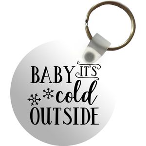 Sleutelhanger - Quote Baby it's cold outside wanddecoratie sneeuwvlok zwart op wit - Plastic - Rond - Uitdeelcadeautjes - Kerst - Cadeau - Kerstcadeau voor mannen en voor vrouwen