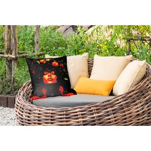 Buitenkussen - Vrouw - Zwart - Bessen - Bramen - Appels - 45x45 cm - Weerbestendig