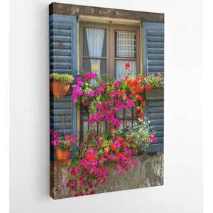 Vintage raam met open houten luiken en verse bloemen - Modern Art Canvas - Verticaal - 154177241 - 40-30 Vertical