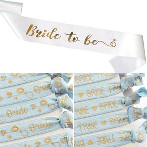 7-delige Bride to Be set wit met goud en licht blauw met elastische armbanden en een sjerp - bride to be - bruid - vrijgezellenfeest