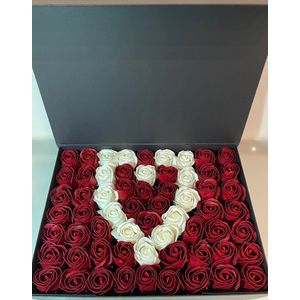 AG Luxurygifts - flower box - rozen box - cadeau - soap roses - luxe - liefde - valentijnsdag - hart vorm - wauw - rood - wit - rozen
