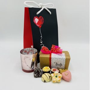 Cho-lala geschenkset Brandende Liefde - chocolade cadeau - 250 Gram Love bonbons - waxinelichtje - Hartjes tasje