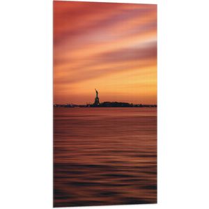 WallClassics - Vlag - Oranje Lucht boven Vrijheidsbeeld in New York - 50x100 cm Foto op Polyester Vlag