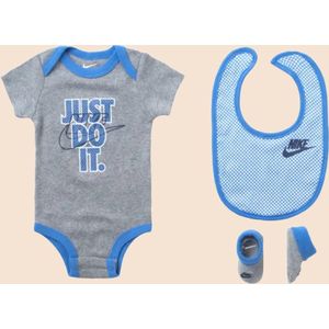Nike newborn set 3- delig - Romper, Slabber en slofjes 0-6 maanden nike gifset baby- Nike babypakje