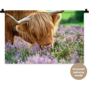 Wandkleed Schotse Hooglanders  - Close-up Schotse hooglander ruikt paarse heide Wandkleed katoen 60x40 cm - Wandtapijt met foto